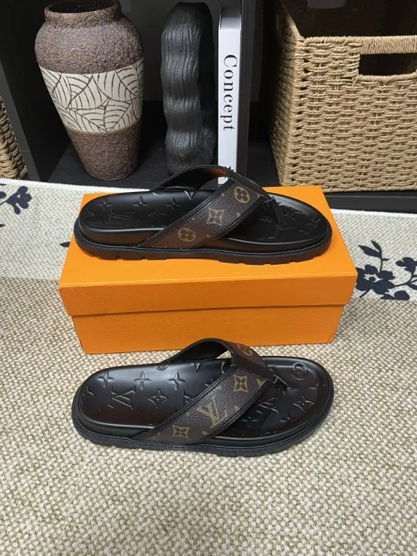 P270🏆Louis Vuitton 🏆[Louis Vuitton] Spring/Summer 2025 [Men's Flip Flops] 🎯🎯As an active family in the fashion industry ⭐ Lv is characterized by bold innovation ⚡Create this casual business style for Chinese fashionable men ✨The fabric is made of imported high-grade cowhide 🔥 Clean and neat ⚡Fashionable and elegant🌹Breathable, sweat-absorbent and deodorant👈So luxurious, high-end and domineering. 👍Must be sold if you repost the picture. Number of yards: 38--46. Color: 🎉 For large quantities. Welcome to repost.